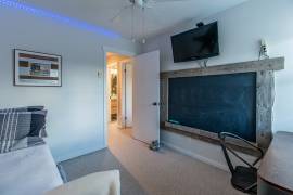 Bright and Spacious End-Unit Townhome with Private